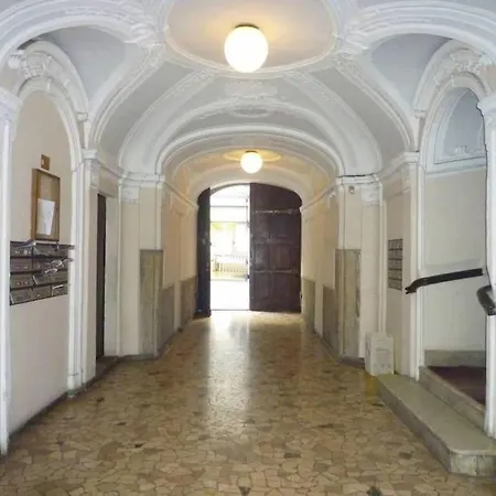 Elegante In Centro. Turim